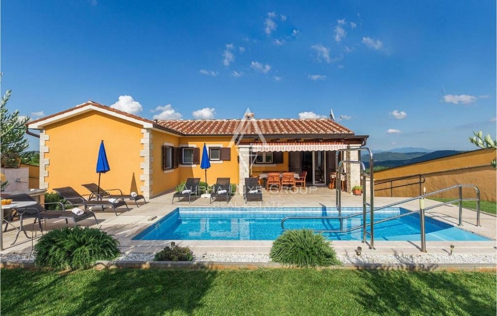 Poreč: Osrednja vila z bazenom in panoramskim razgledom naprodaj