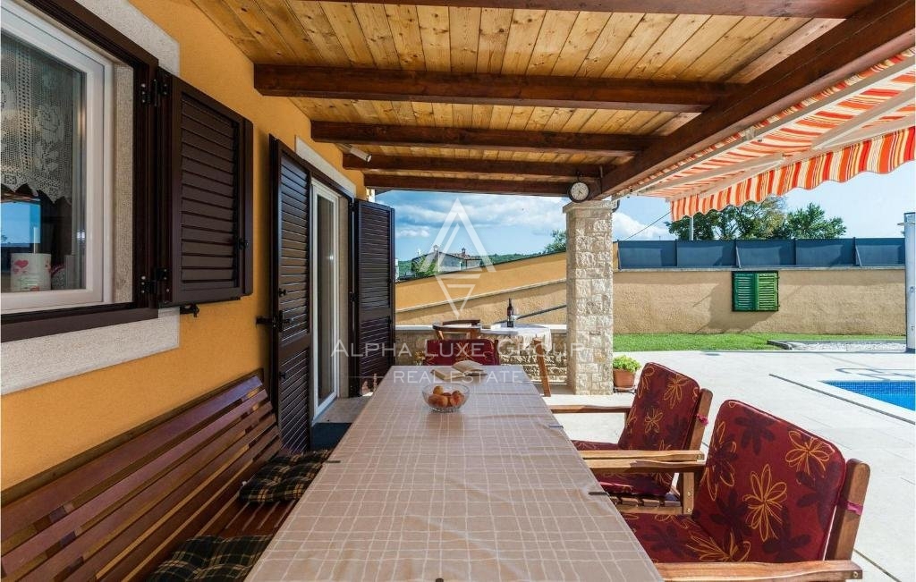 Poreč: Osrednja vila z bazenom in panoramskim razgledom naprodaj