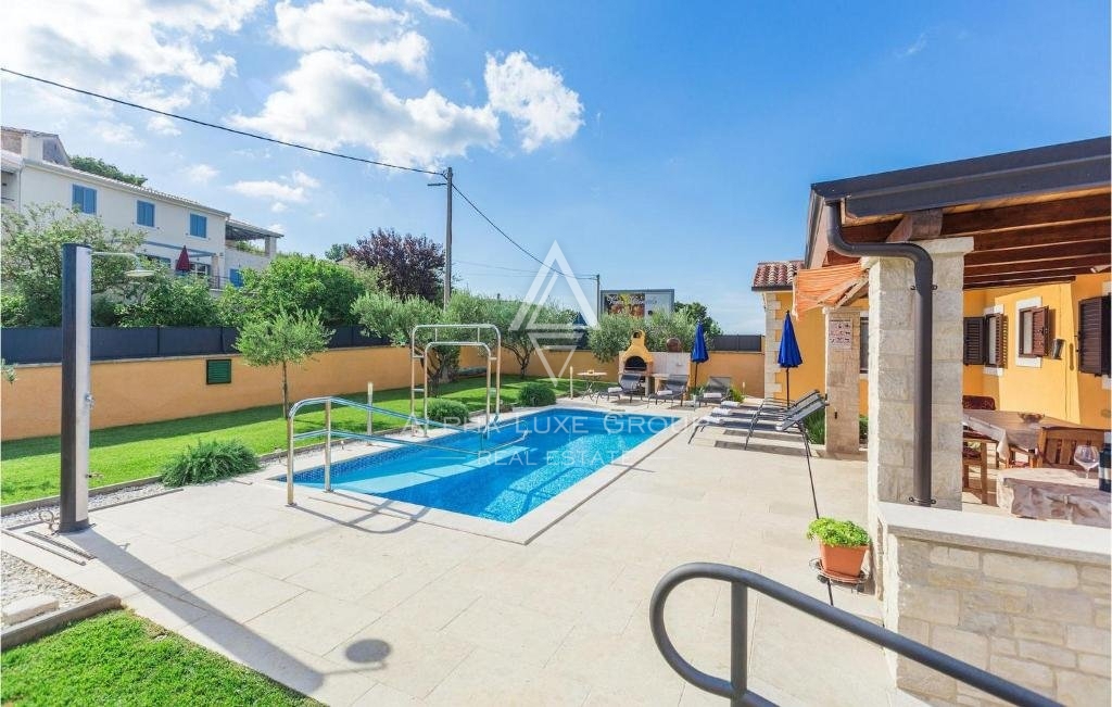 Poreč: Osrednja vila z bazenom in panoramskim razgledom naprodaj