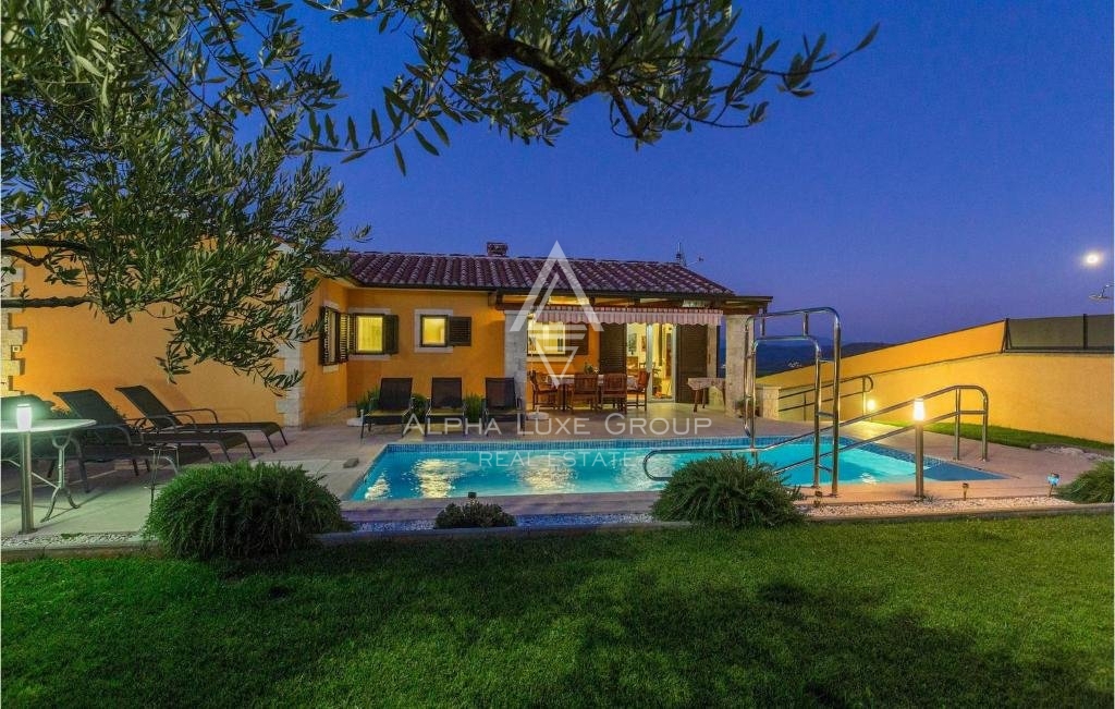 Poreč: Osrednja vila z bazenom in panoramskim razgledom naprodaj