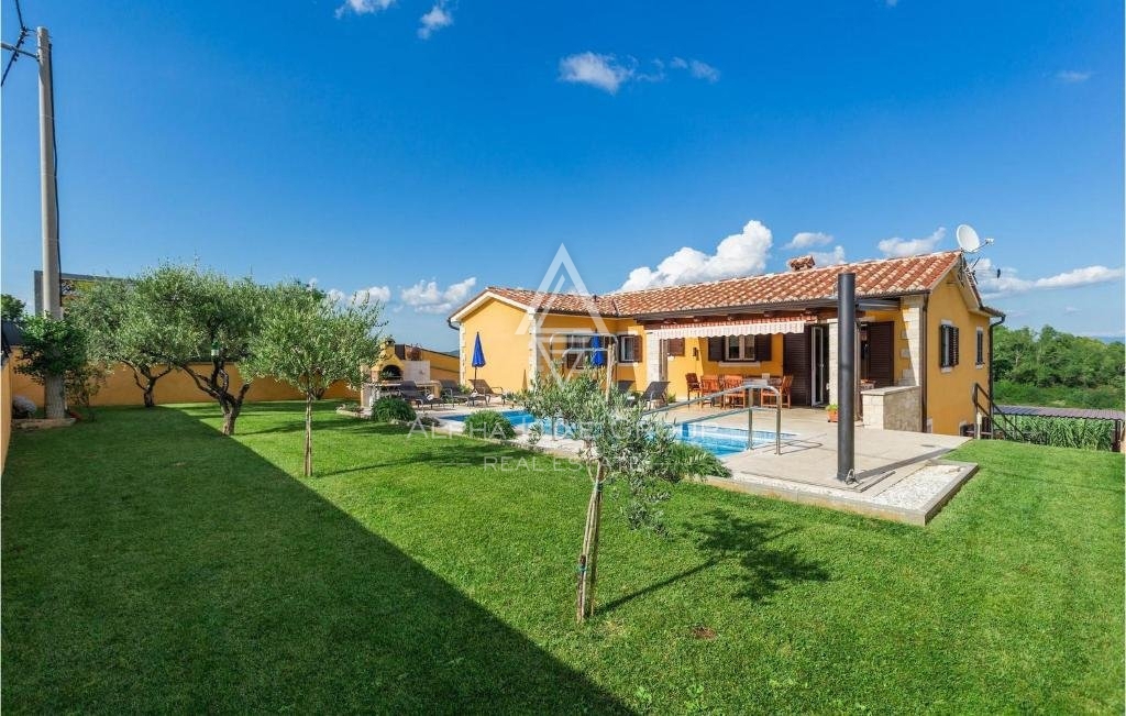 Poreč: Osrednja vila z bazenom in panoramskim razgledom naprodaj