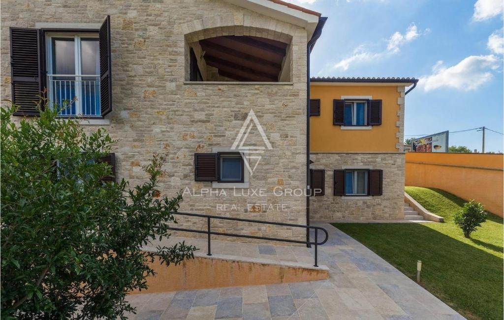 Poreč: Osrednja vila z bazenom in panoramskim razgledom naprodaj