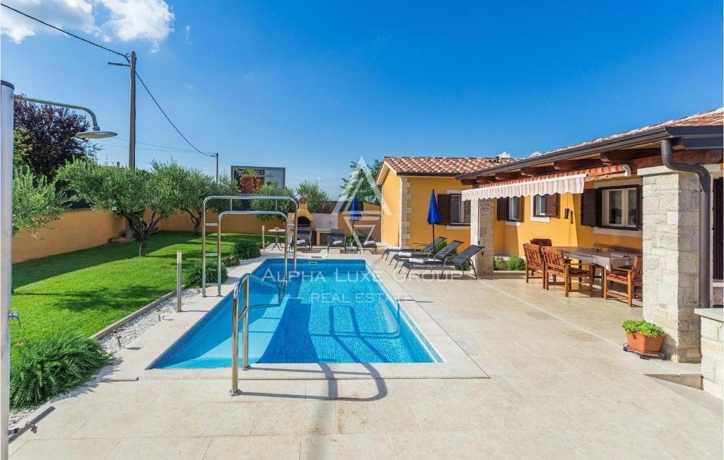 Poreč: Osrednja vila z bazenom in panoramskim razgledom naprodaj
