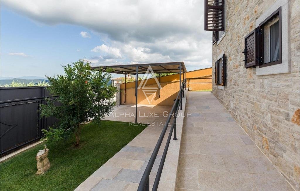 Poreč: Osrednja vila z bazenom in panoramskim razgledom naprodaj