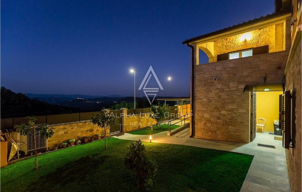 Poreč: Osrednja vila z bazenom in panoramskim razgledom naprodaj