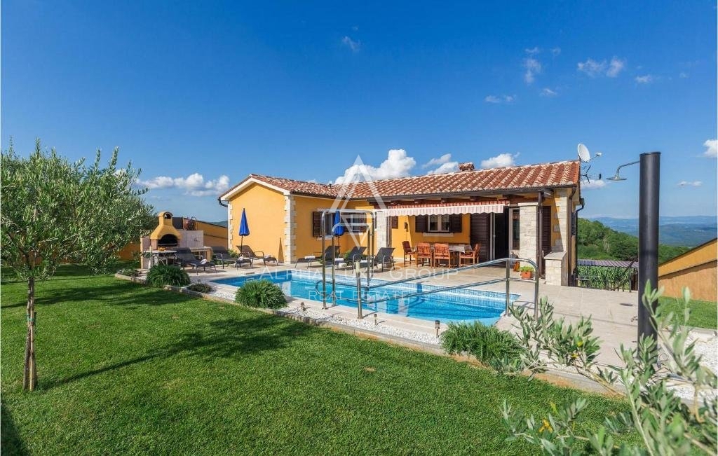 Poreč: Osrednja vila z bazenom in panoramskim razgledom naprodaj