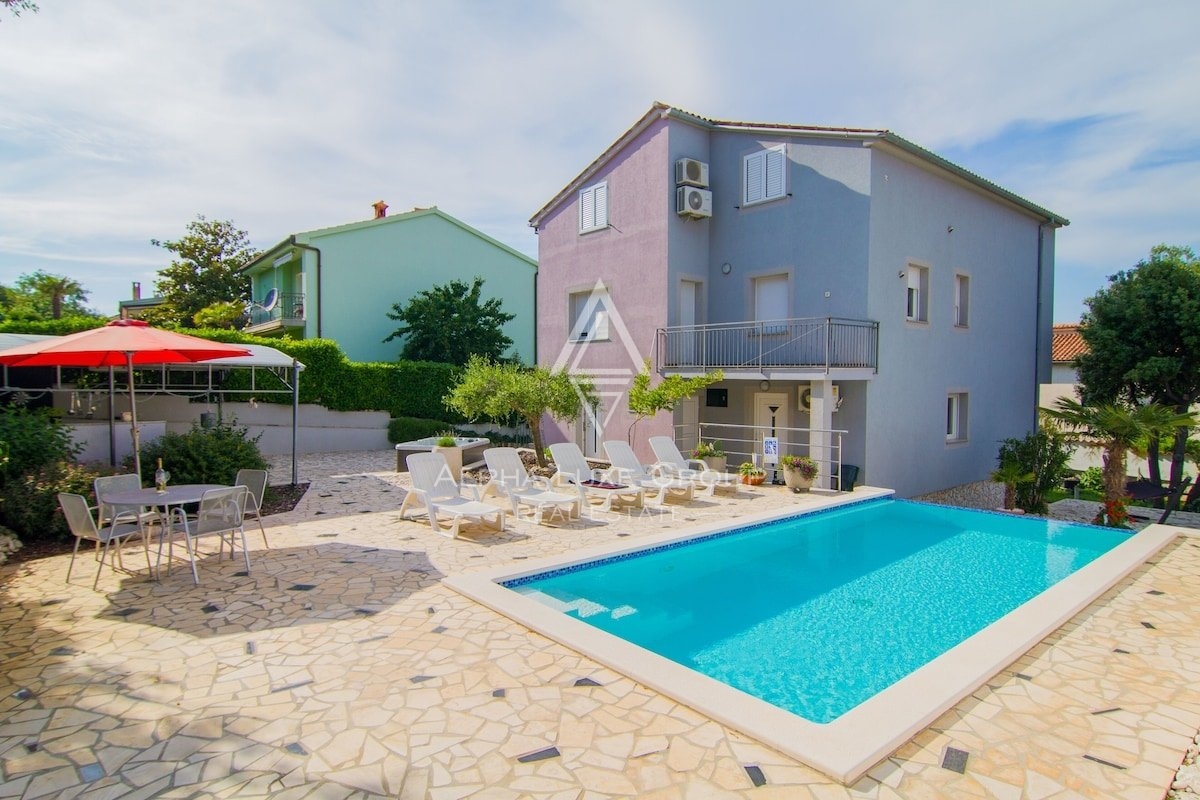 Medulin, Banjole: Čudovita večstanovanjska hiša s bazenom in jacuzzijem naprodaj