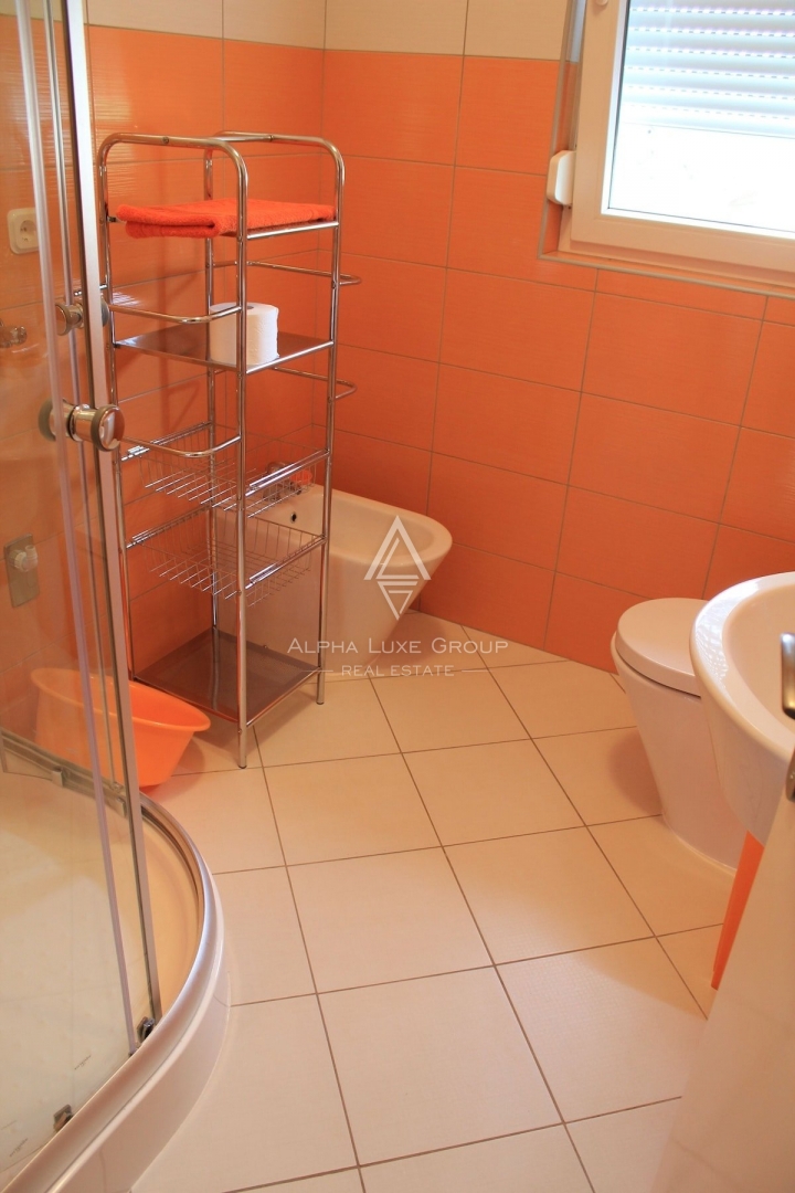 Medulin, Banjole: Čudovita večstanovanjska hiša s bazenom in jacuzzijem naprodaj