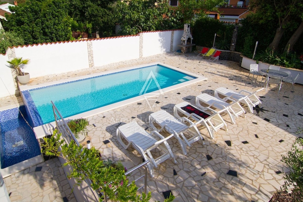Medulin, Banjole: Čudovita večstanovanjska hiša s bazenom in jacuzzijem naprodaj