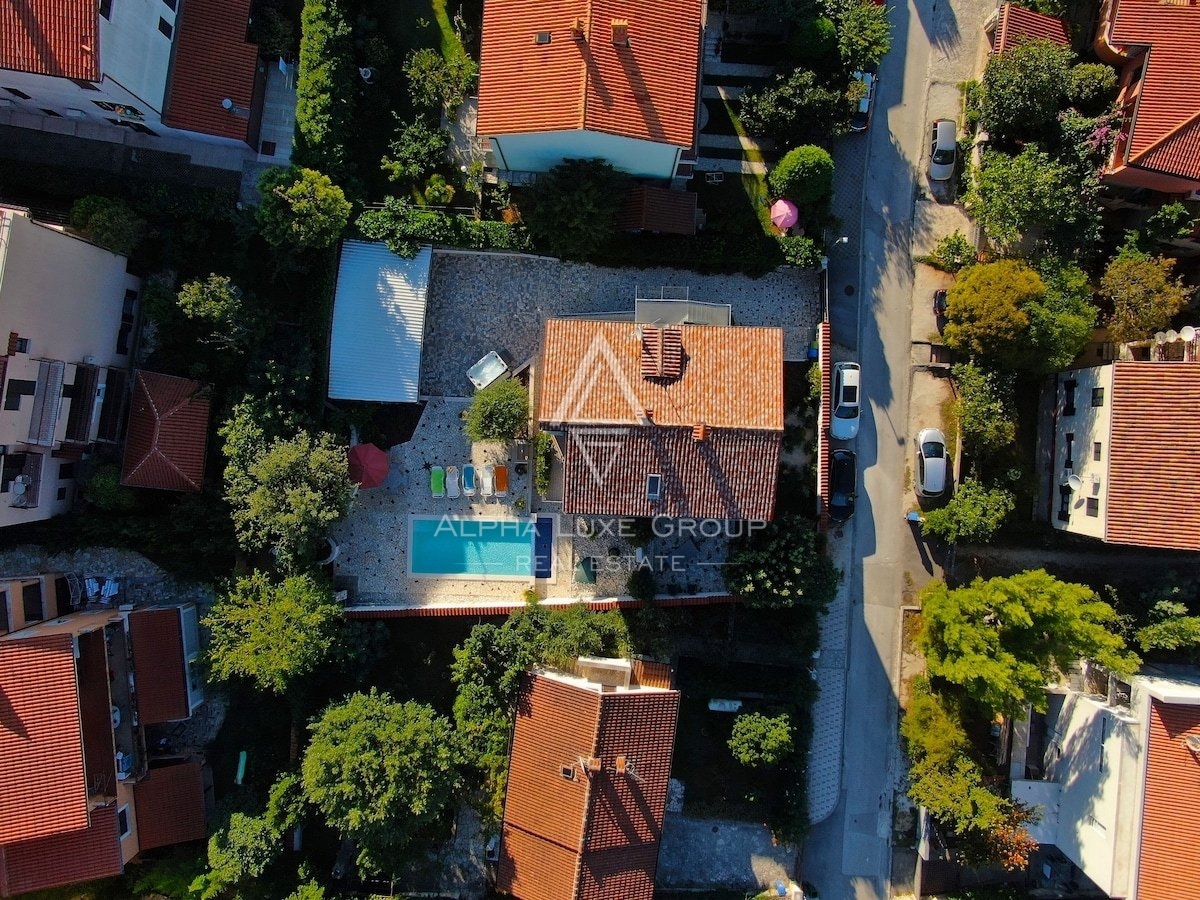 Medulin, Banjole: Čudovita večstanovanjska hiša s bazenom in jacuzzijem naprodaj