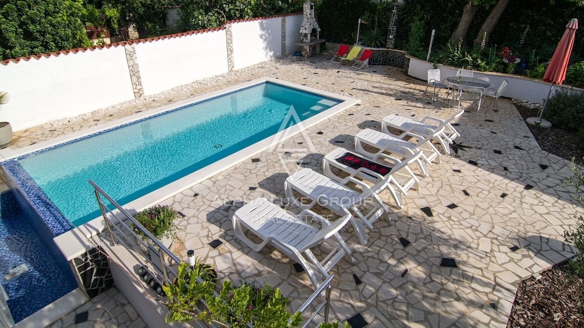Medulin, Banjole: Čudovita večstanovanjska hiša s bazenom in jacuzzijem naprodaj