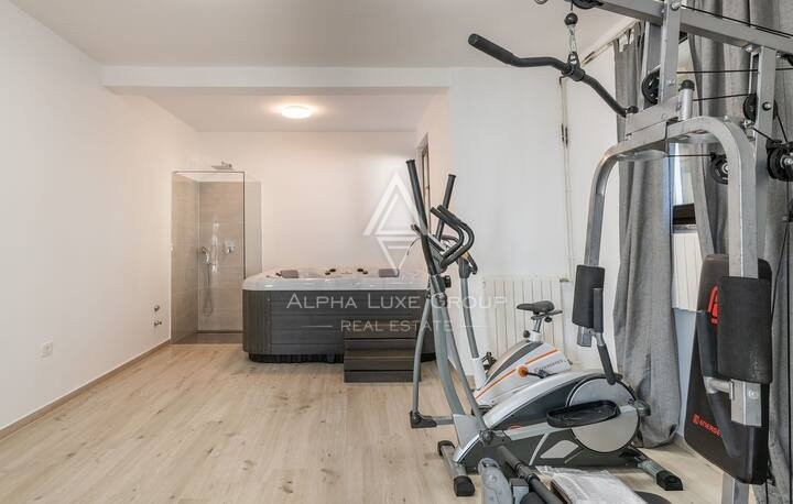 Pula: Prostorna samostojna nepremičnina z več apartmaji naprodaj