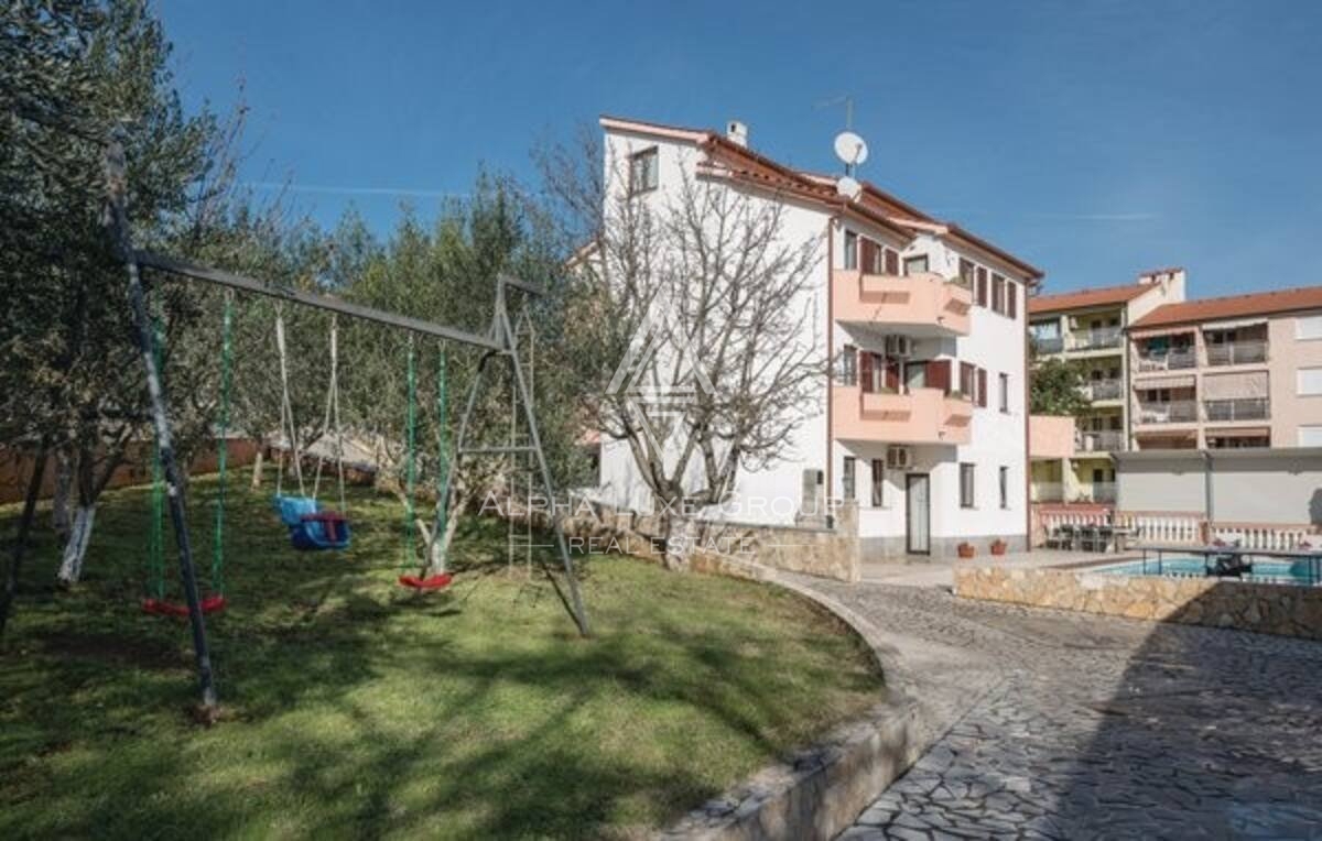 Pula: Prostorna samostojna nepremičnina z več apartmaji naprodaj