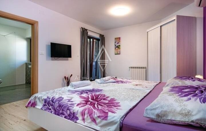 Pula: Prostorna samostojna nepremičnina z več apartmaji naprodaj
