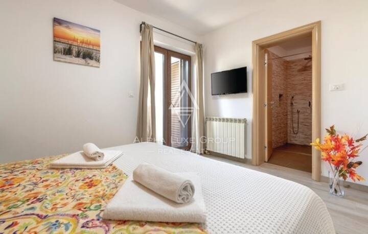 Pula: Prostorna samostojna nepremičnina z več apartmaji naprodaj