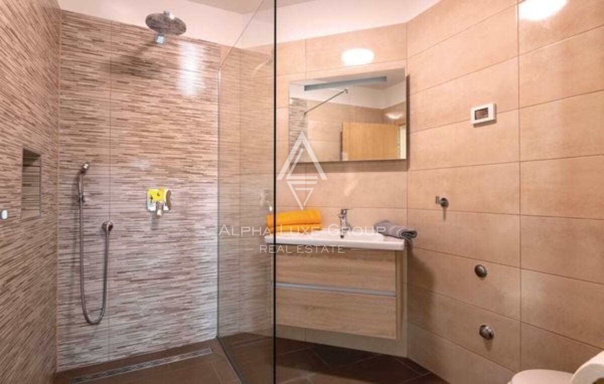 Pula: Prostorna samostojna nepremičnina z več apartmaji naprodaj