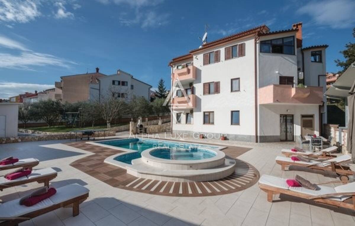 Pula: Prostorna samostojna nepremičnina z več apartmaji naprodaj