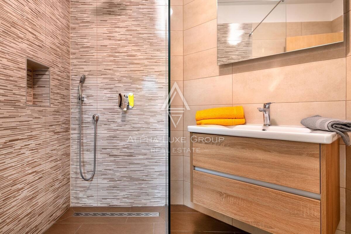Pula: Prostorna samostojna nepremičnina z več apartmaji naprodaj