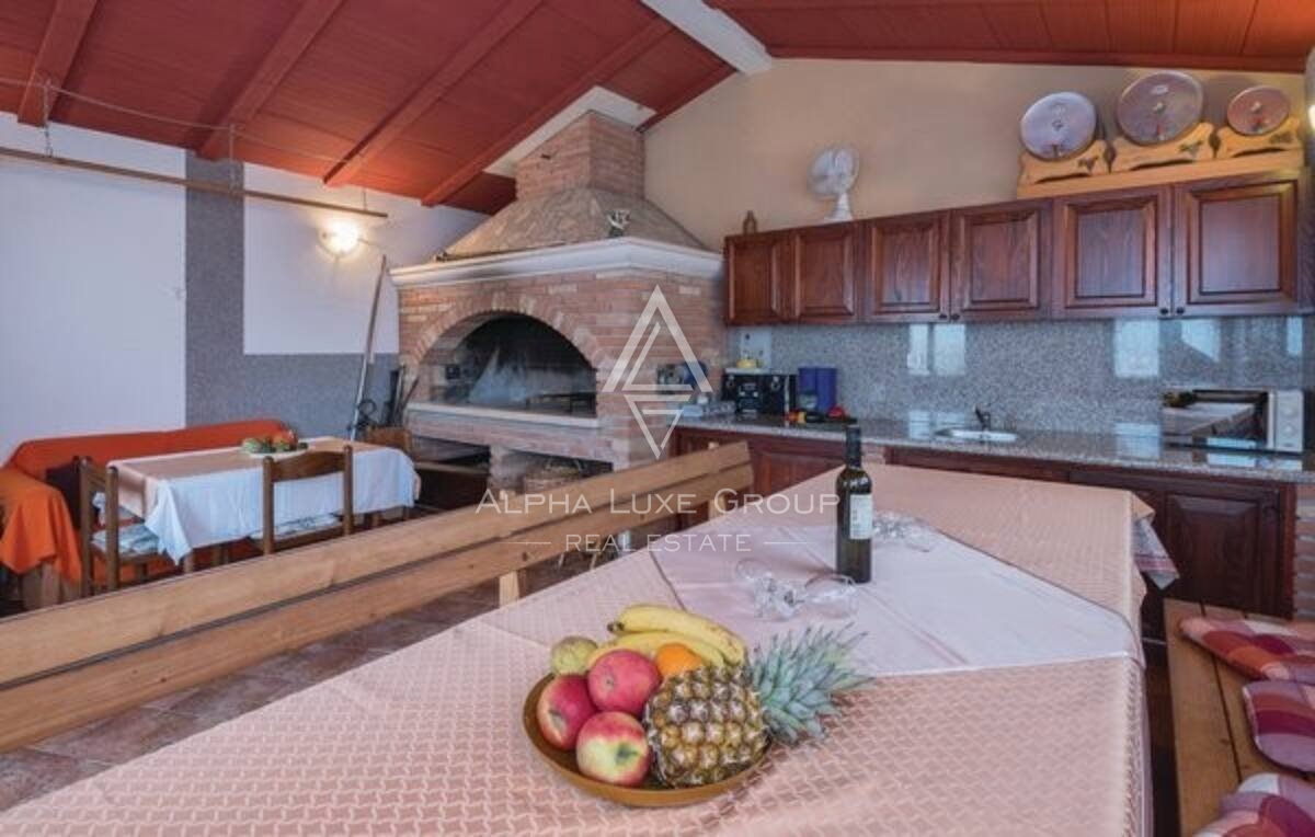 Pula: Prostorna samostojna nepremičnina z več apartmaji naprodaj