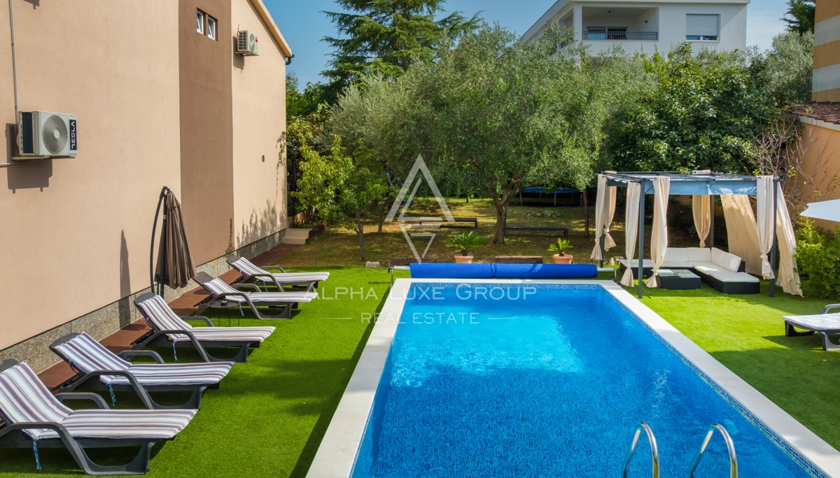 Pogled na morje v Fažani, Istra - Sproščen sprehod do Jadrana