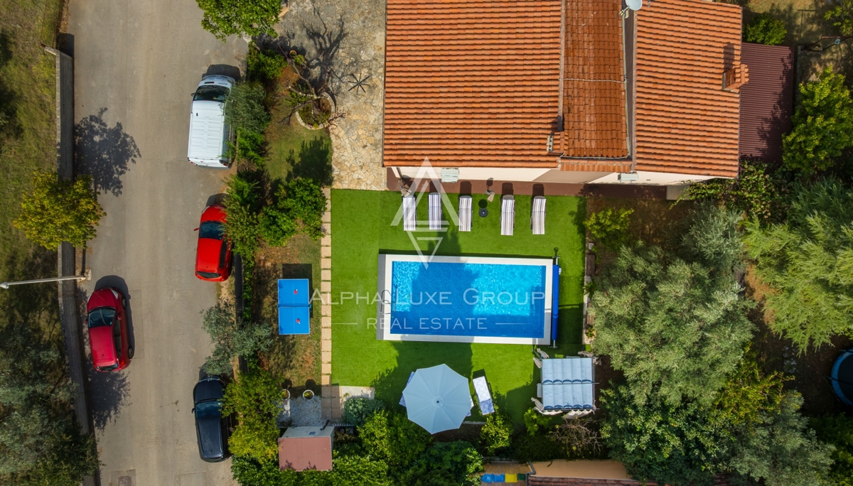 Pogled na morje v Fažani, Istra - Sproščen sprehod do Jadrana