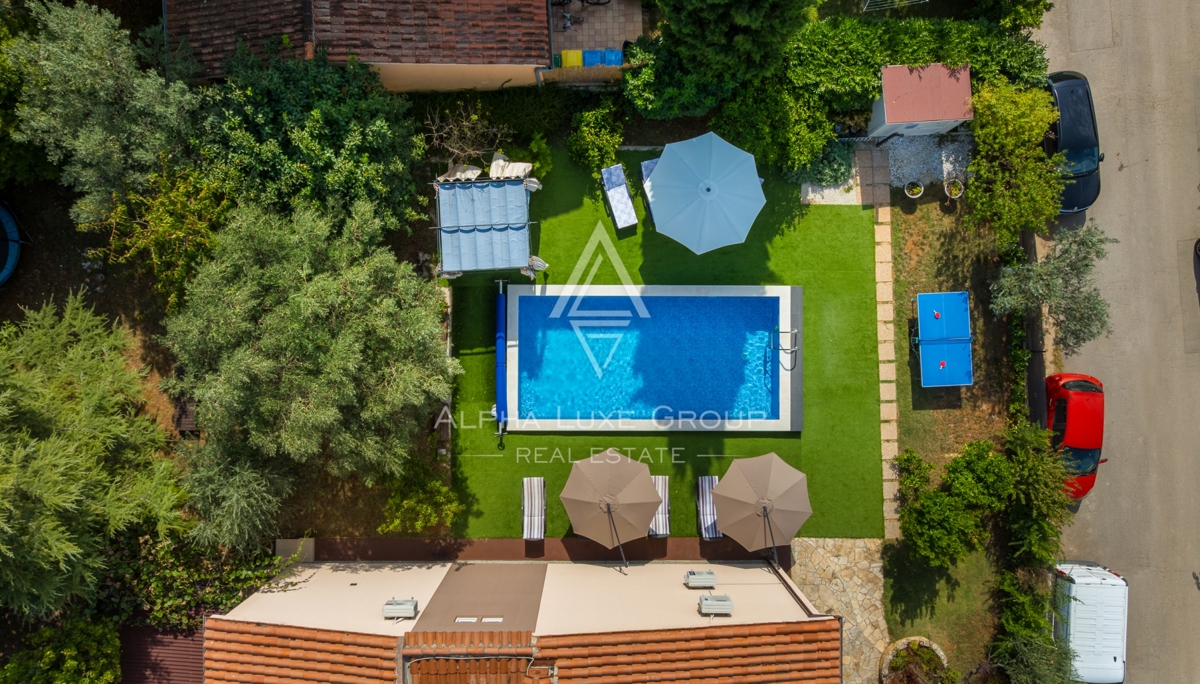 Pogled na morje v Fažani, Istra - Sproščen sprehod do Jadrana