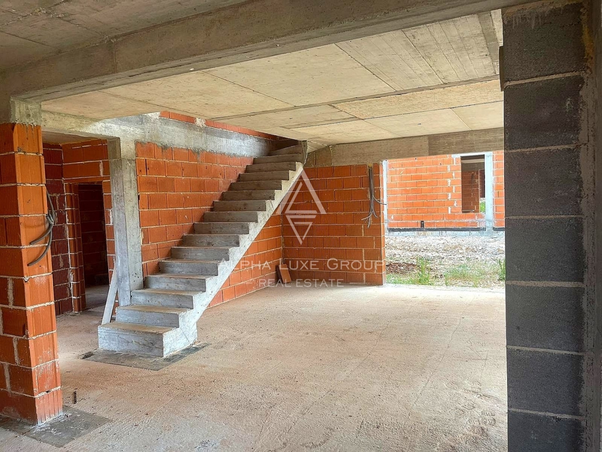 Sodobna vila blizu Poreča, Umeščena v srce Rošinija