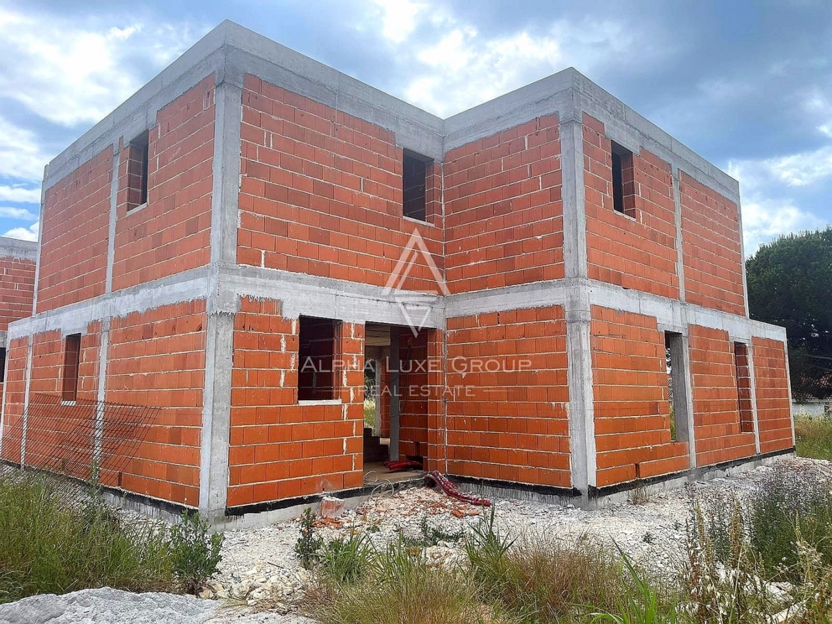Sodobna vila blizu Poreča, Umeščena v srce Rošinija