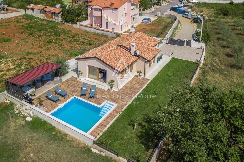 Lepa enonadstropna hiša z bazenom in prostornim dvoriščem, Istra, Poreč