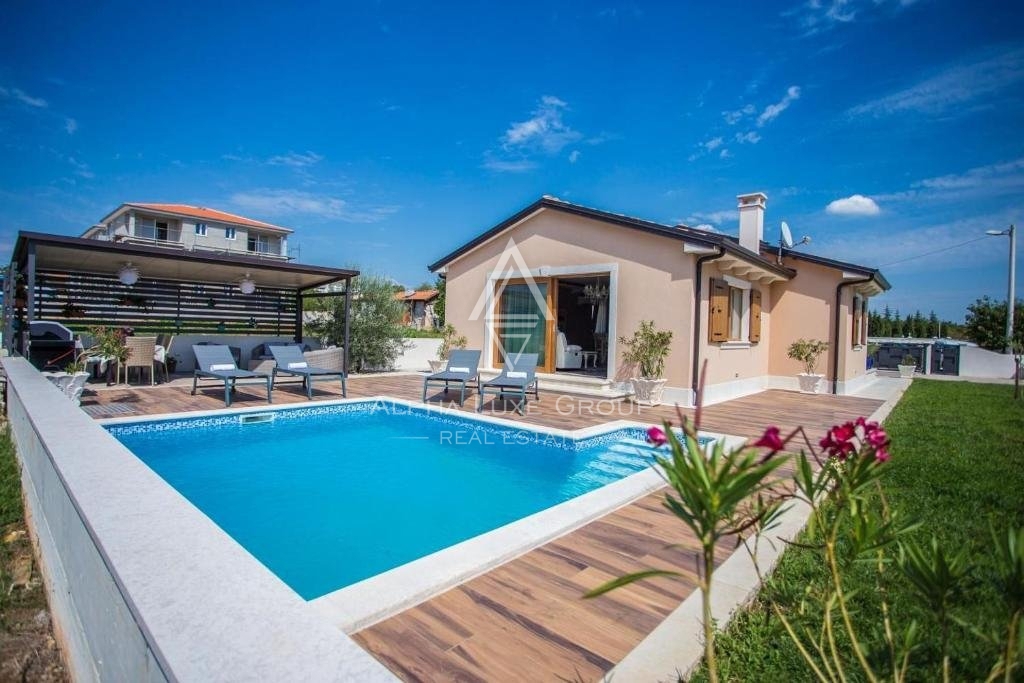 Lepa enonadstropna hiša z bazenom in prostornim dvoriščem, Istra, Poreč