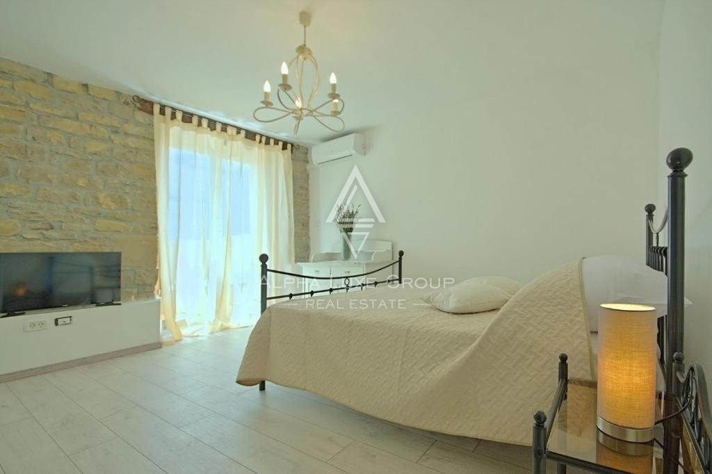 Kamnita hiša z bazenom in panoramskim razgledom, Istra, Oprtalj