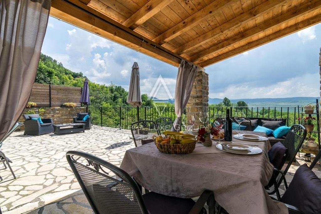 Kamnita hiša z bazenom in panoramskim razgledom, Istra, Oprtalj