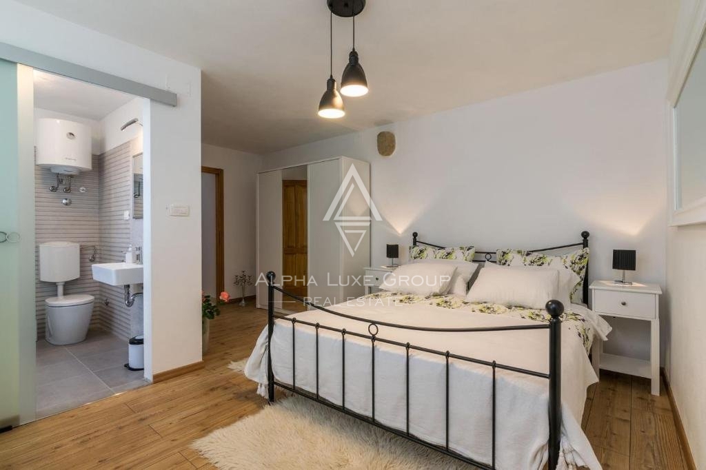 Kamnita hiša z bazenom in panoramskim razgledom, Istra, Oprtalj