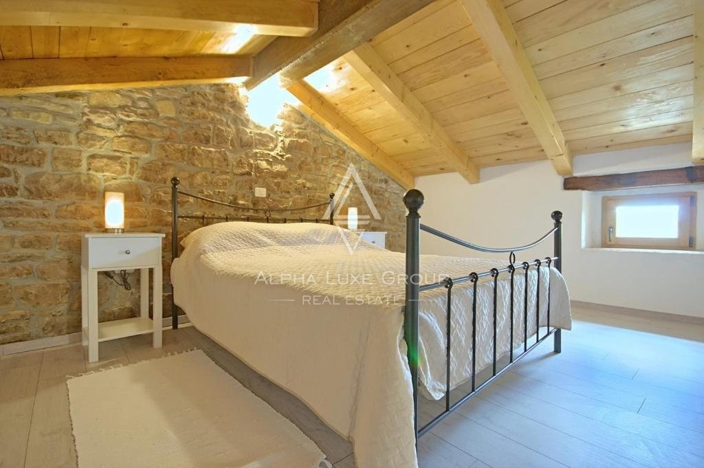Kamnita hiša z bazenom in panoramskim razgledom, Istra, Oprtalj