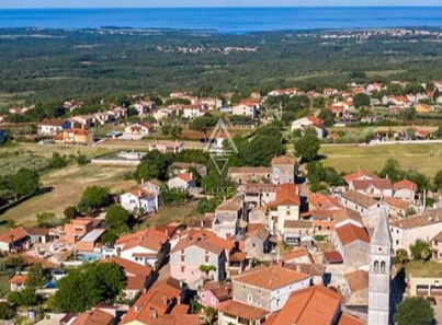 Zazidljiva parcela v centru vasi, Labinci