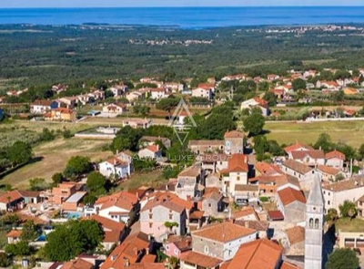 Zazidljiva parcela v centru vasi, Labinci