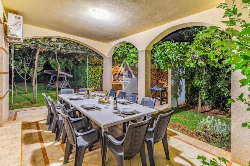 Vila z bazenom in dvema apartmajema, Istra, Pula