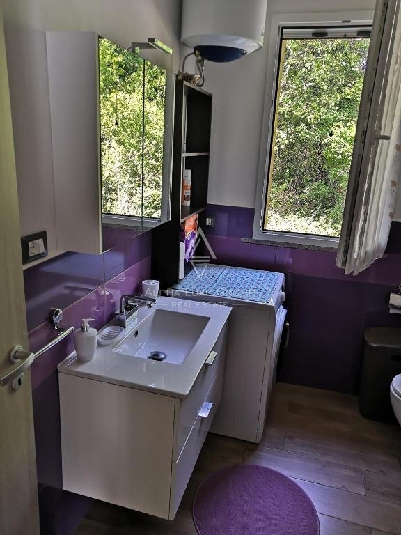Lepa hiša na samem obdana z zelenjem, Istra, Ližnjan