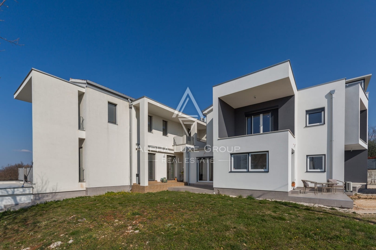 EKSKLUZIVNO - NOVA DVOJNA VILA S APARTMAJI NA TOP LOKACIJI 6 KM OD MESTA IN 3 KM OD PRVIH PLAŽ