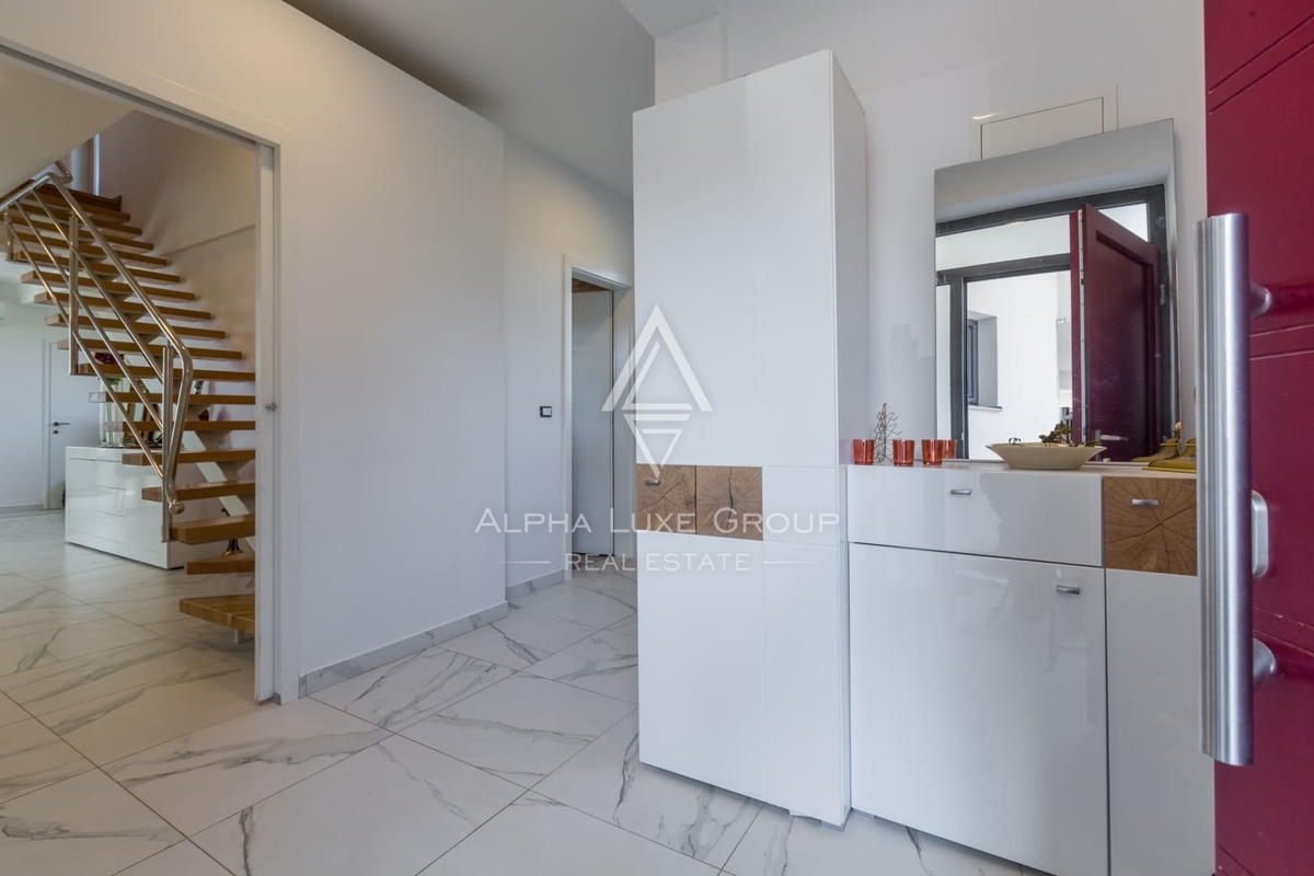 EKSKLUZIVNO - NOVA DVOJNA VILA S APARTMAJI NA TOP LOKACIJI 6 KM OD MESTA IN 3 KM OD PRVIH PLAŽ
