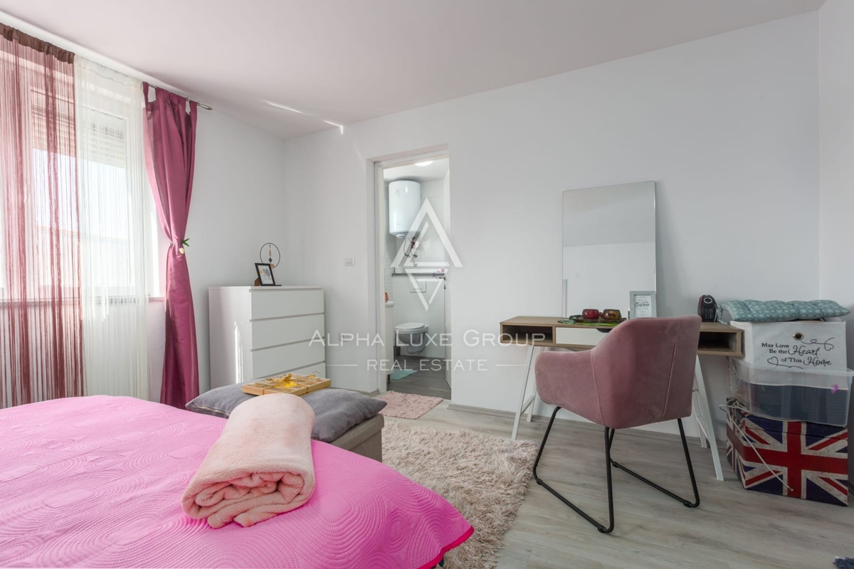 EKSKLUZIVNO - NOVA DVOJNA VILA S APARTMAJI NA TOP LOKACIJI 6 KM OD MESTA IN 3 KM OD PRVIH PLAŽ
