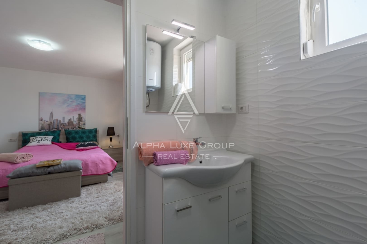 EKSKLUZIVNO - NOVA DVOJNA VILA S APARTMAJI NA TOP LOKACIJI 6 KM OD MESTA IN 3 KM OD PRVIH PLAŽ