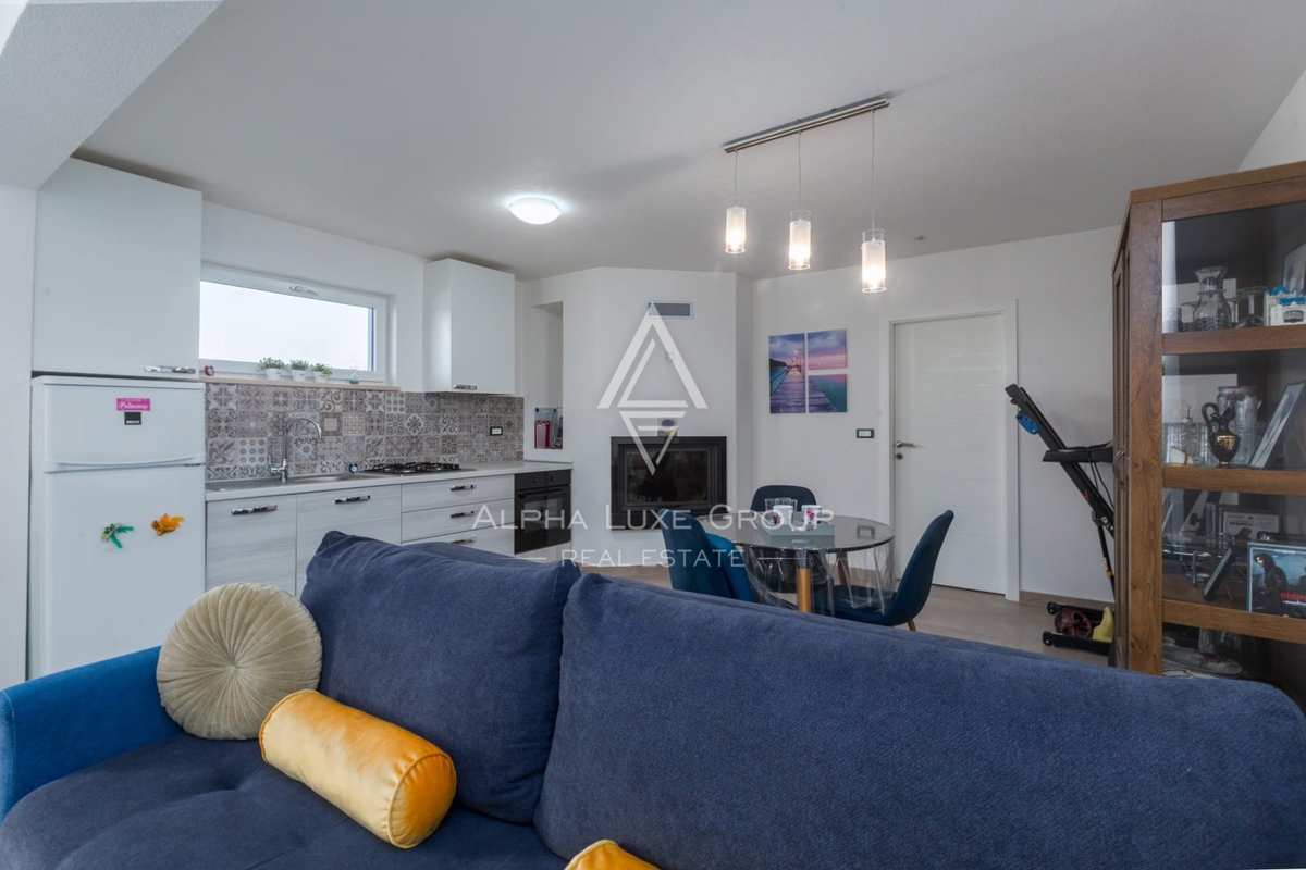 EKSKLUZIVNO - NOVA DVOJNA VILA S APARTMAJI NA TOP LOKACIJI 6 KM OD MESTA IN 3 KM OD PRVIH PLAŽ