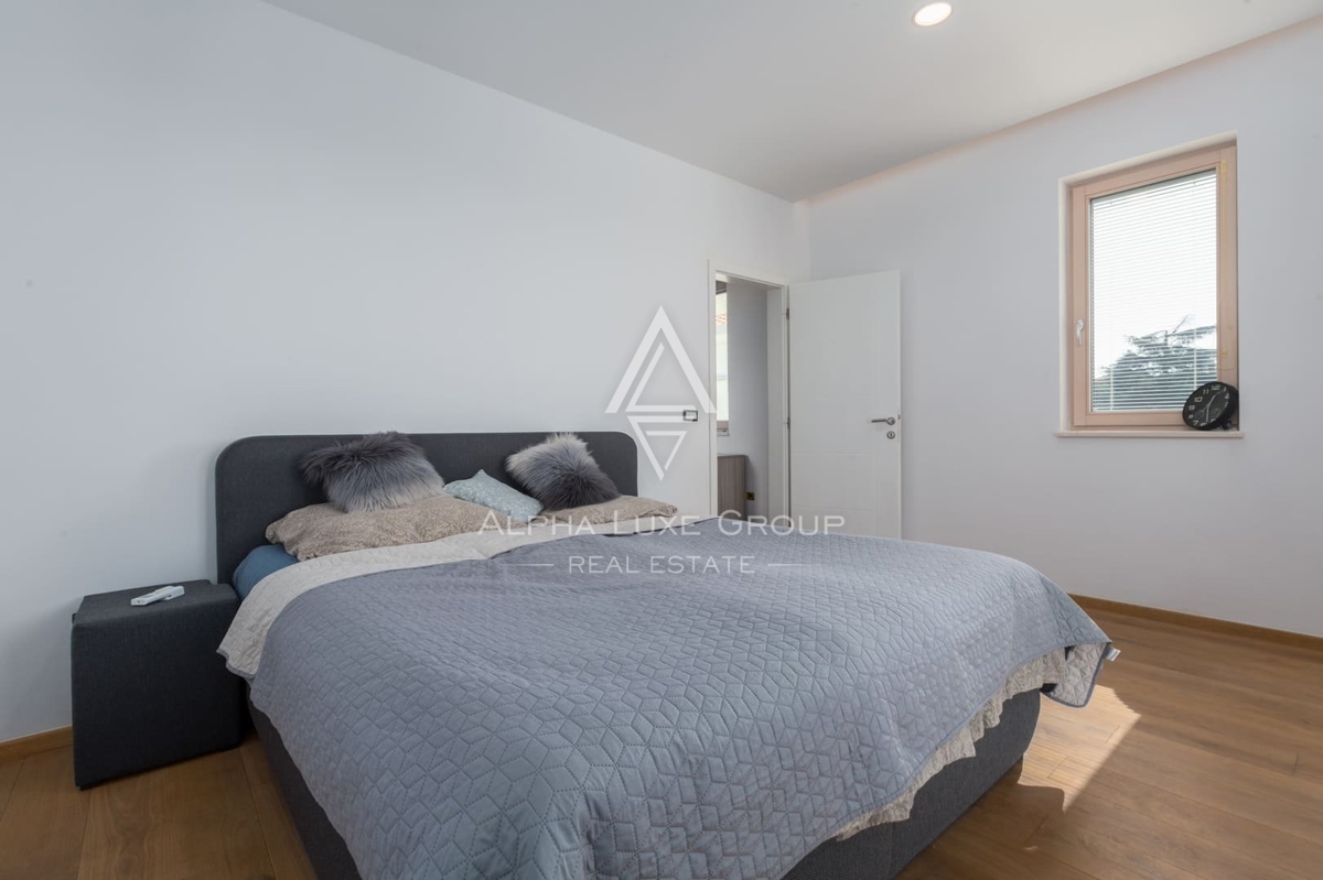 EKSKLUZIVNO - NOVA DVOJNA VILA S APARTMAJI NA TOP LOKACIJI 6 KM OD MESTA IN 3 KM OD PRVIH PLAŽ