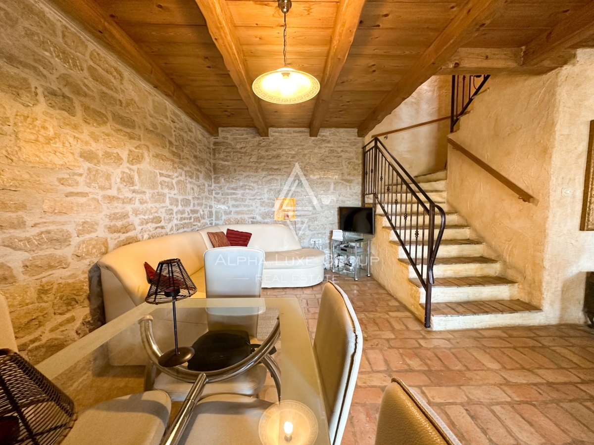 Poreč, Istra: Rustikalna kamnita hiša v zelenem miru