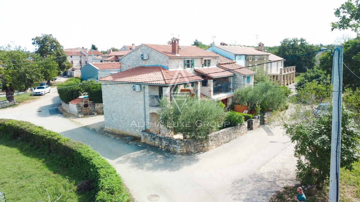 Poreč, Istra: Rustikalna kamnita hiša v zelenem miru