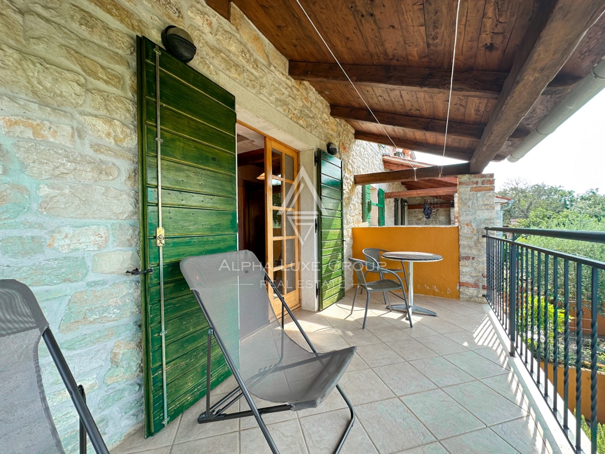Poreč, Istra: Rustikalna kamnita hiša v zelenem miru