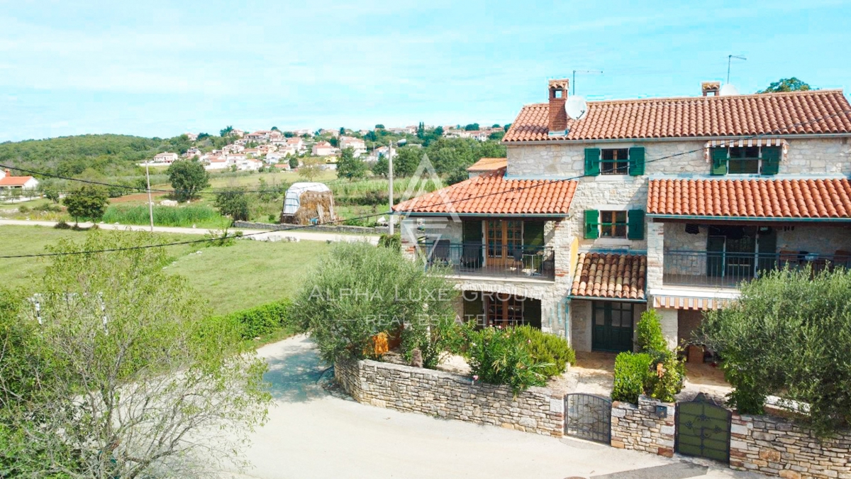 Poreč, Istra: Rustikalna kamnita hiša v zelenem miru