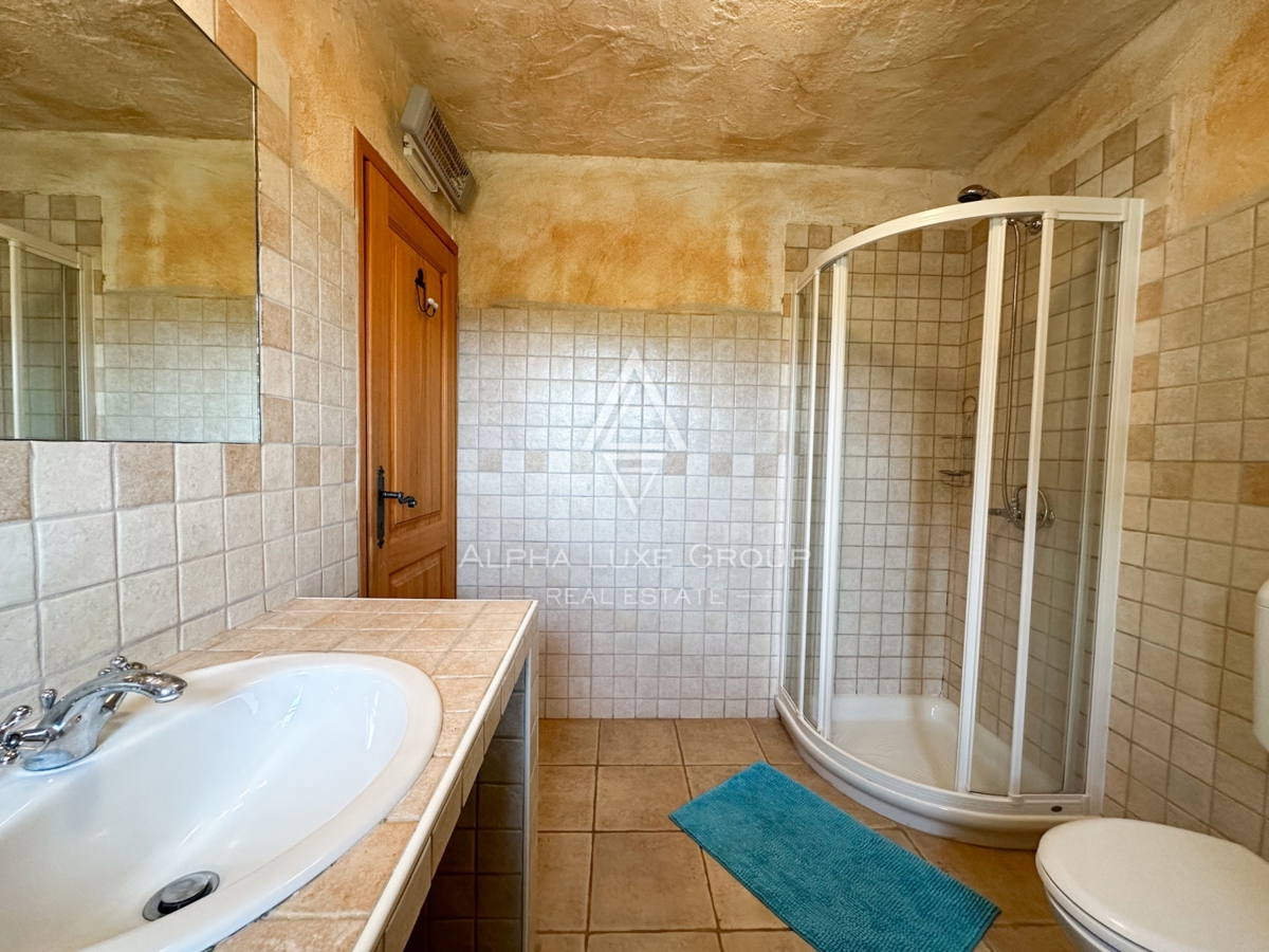 Poreč, Istra: Rustikalna kamnita hiša v zelenem miru