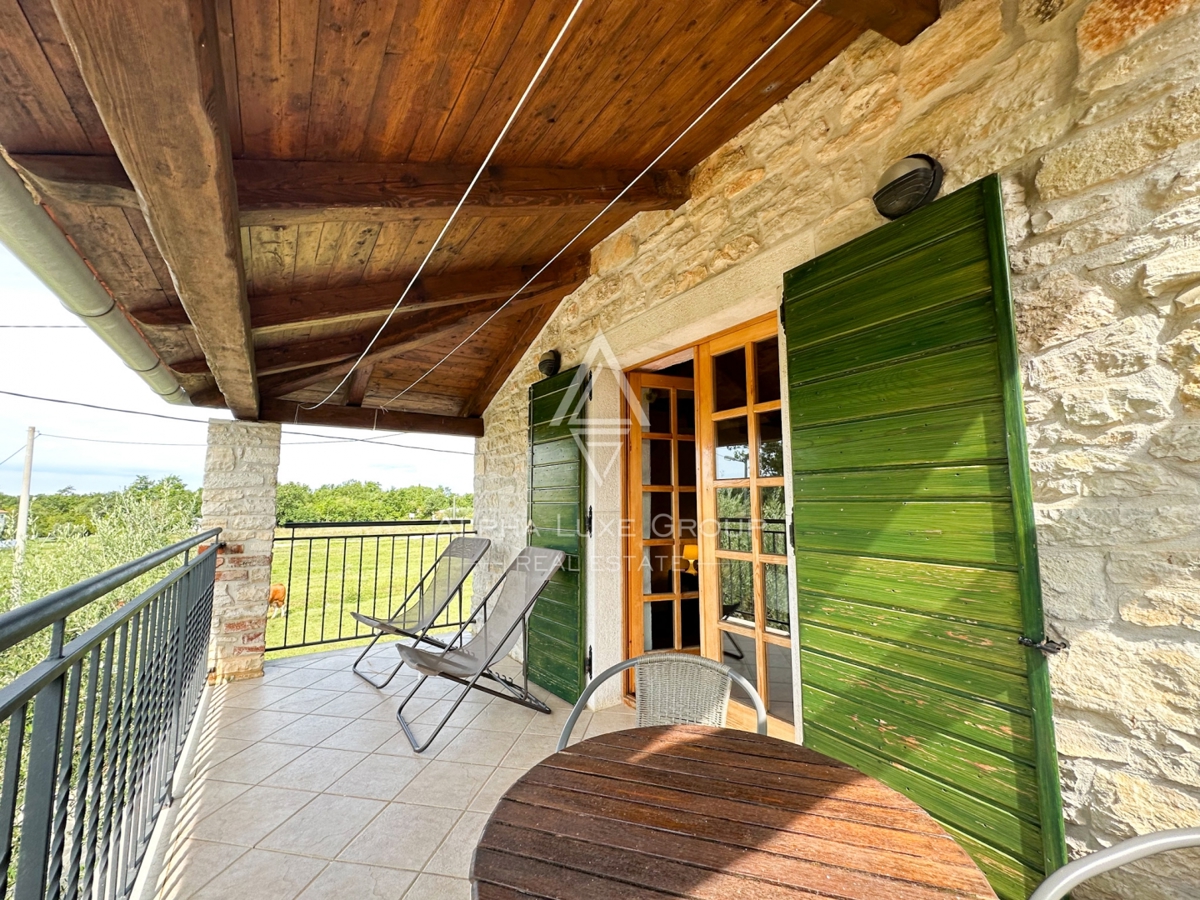 Poreč, Istra: Rustikalna kamnita hiša v zelenem miru
